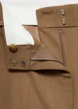 Pantalón de diseño wideleg, con trabajillas y tejido fluido, detalles de pinzas y cierre oculto de botón y cremallera.