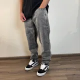 Pantalón jean gris con efecto lavado, corte mom oversize y tiro alto.