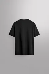 Remera deportiva color rosa claro, de tejido técnico ligero y elástico con estructura. Cuello redondo, manga corta, costuras planas y logo estampado.