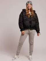 Pantalón de jogging gris claro con cintura elástica y cordón ajustable.