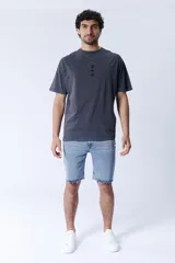 Bermuda de jean celeste con bajo deshilachado.