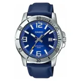 Reloj Casio con caja de acero inoxidable plateada de 42 mm y correa de cuero sintético azul. Presenta una esfera azul con índices y números arábigos, manecillas contrastadas y ventana de fecha a las 3 en punto.
