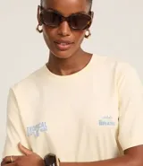Remera t-shirt slim de mangas cortas color crema, confeccionada en algodón, con cuello redondo y lettering "Tropical State Of Mind" y "Brasil" estampados en el pecho y projetados ampliados en la espalda.