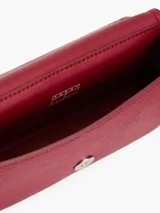 Cartera bandolera roja de poliuretano con correa ajustable, cierre con solapa y logo engomado de Tommy Jeans.