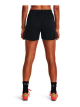 Short deportivo Under Armour Challenger Knit negro con logo blanco en la pierna izquierda.