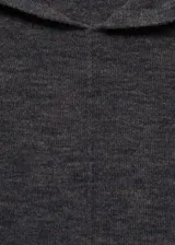 Jersey de punto fino color gris oscuro, con cuello redondo y capucha, de diseño recto y manga larga.