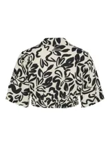 Top corto con estampado floral en blanco y negro, cuello tipo camisa, mangas cortas y cierre con lazo en el ruedo.