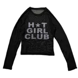Top de malla transparente negra con cuello redondo, mangas largas y estampado frontal con la frase 'Hot Girl Club' en color gris.