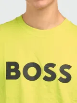 Remera verde lima de algodón con logo "BOSS" estampado en negro en el pecho. Corte regular fit y mangas cortas.