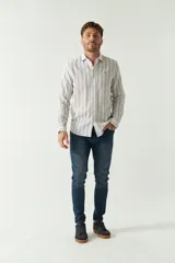 Camisa manga larga de lino y algodón a rayas verticales color beige y blanco, con logo bordado y fit semi slim.