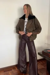Pantalón de cuero marrón de corte palazzo con paneles y costuras a la vista.