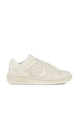 Championes Converse Weapon Ox color crema, de corte bajo, con logo de estrella y galón en cuero blanco.