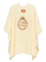 Ruana color crema de lana merino con el escudo nacional bordado en el centro.