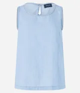 Musculosa de jeans celeste con recortes y cierre por botón.