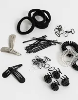 Set de accesorios para el pelo que incluye 50 elásticos, 12 horquillas, 4 gomitas, 4 broches, 4 tic tacs y 3 gomitas cable, presentados en una caja transparente.
