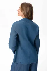 Blazer celeste de jean liviano, con solapas y bolsillos frontales.
