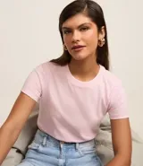 Remera básica de media malla color blanco, con cuello redondo y mangas cortas.