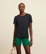 Remera deportiva femenina de manga corta, cuello redondo y corte holgado, confeccionada en tejido texturizado de poliamida y elastano. Presenta un detalle reflectante y un pliegue en la espalda.