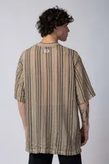 Remera tejida tipo crochet de corte oversize, con diseño de rayas en tonos marrón y beige.