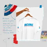Remera blanca de algodón con estampado de un personaje con piluso en el pecho y estampados en ambas mangas.