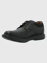 Zapato de cuero negro con cordones, suela de goma EVA y puntera redonda.