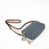 Bandolera azul con correa larga regulable de cuero sintético marrón y charm colgante de cuentas de colores.