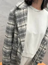 Sudadera blanca de corte holgado.