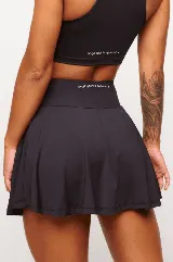 Pollera short deportiva negra con short interno y bolsillos laterales.