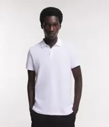 Remera polo de hombre, corte slim, color gris claro, confeccionada en tejido de media malla acanalada de algodón.