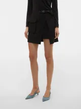 Minifalda negra con diseño cruzado, cinturón con hebilla y bolsillo lateral con solapa.
