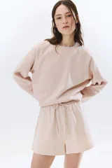 Short color beige de algodón con cintura elástica y cordón ajustable.