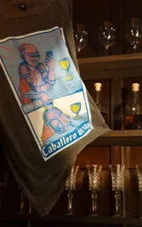 Remera gris de manga corta con cuello redondo y calce oversize. Estampa en sublimación con diseño de un caballero medieval tomando vino y usando un celular. Confeccionada en 100% algodón premium.