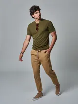 Remera de punto tejida color verde militar, con cuello redondo y mangas cortas.