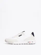 Zapatillas Tommy Hilfiger Classics de cuero blanco con detalles en gamuza color crema. Logo de la marca en el lateral y detalles distintivos de la marca en la entresuela.