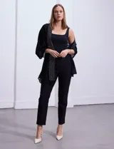 Pashmina de gasa negra con apliques de brillos plateados en los bordes.