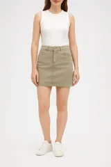 Minifalda de jean color verde militar, de corte recto y tiro alto.