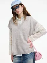 Chaleco sin mangas de cashmere color crema, con escote en V y tajos laterales.