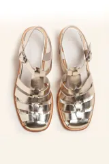 Sandalias de cuero color borgoña con tiras entrecruzadas, hebilla lateral y taco de madera.