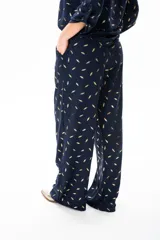 Mono azul con estampado de hojas doradas, mangas 3/4 y pantalón palazzo.