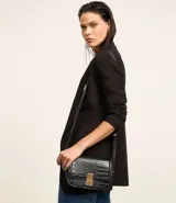 Cartera mediana transversal de PU con estampa crocco y cierre por locker metalizado.