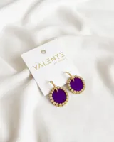 Aros colgantes con forma circular, de acrílico color violeta con borde dorado con strass.
