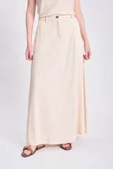 Falda larga de lino color crudo, corte recto y tiro alto.