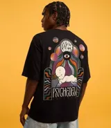 Remera negra de corte boxy con estampa frontal de Gasparin psicodélico.