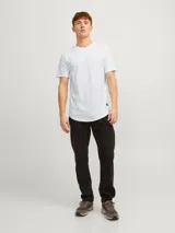 Camiseta blanca de manga corta y cuello redondo, con corte largo y tejido de jersey simple.