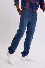 Pantalón de jean clásico de hombre, color azul oscuro, corte recto.