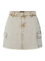 Minifalda de denim color arena con bolsillos laterales tipo cargo y ruedo desflecado.