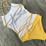 Traje de baño enterizo amarillo con breteles finos y espalda baja.