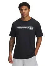Remera blanca de Under Armour con estampado camuflado en el pecho y logo de la marca en negro.