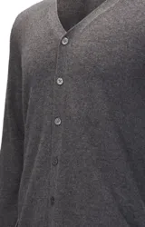Cárdigan gris de cashmere 100% natural, con cuello en V, cierre frontal con botones y calce regular.