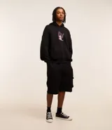 Buzo hoodie negro de algodón con estampa de Kuromi con llamas en el pecho y bolsillo canguro.